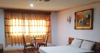 OYO 75466 13 Coins Bang Yai Hotel