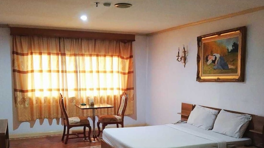 OYO 75466 13 Coins Bang Yai Hotel