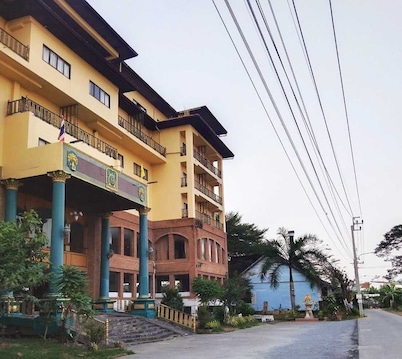 OYO 75466 13 Coins Bang Yai Hotel