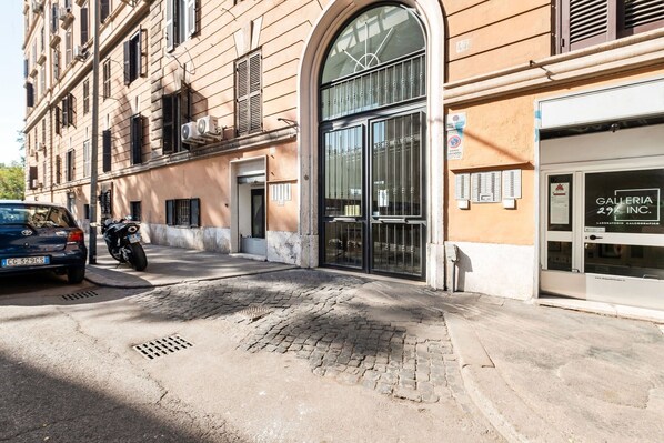 Building Exterior - Luce San Lorenzo, Cheerful 2 Br Apartment By Halldis (Rome)