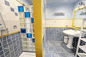 Douche, sèche-cheveux, serviettes fournies