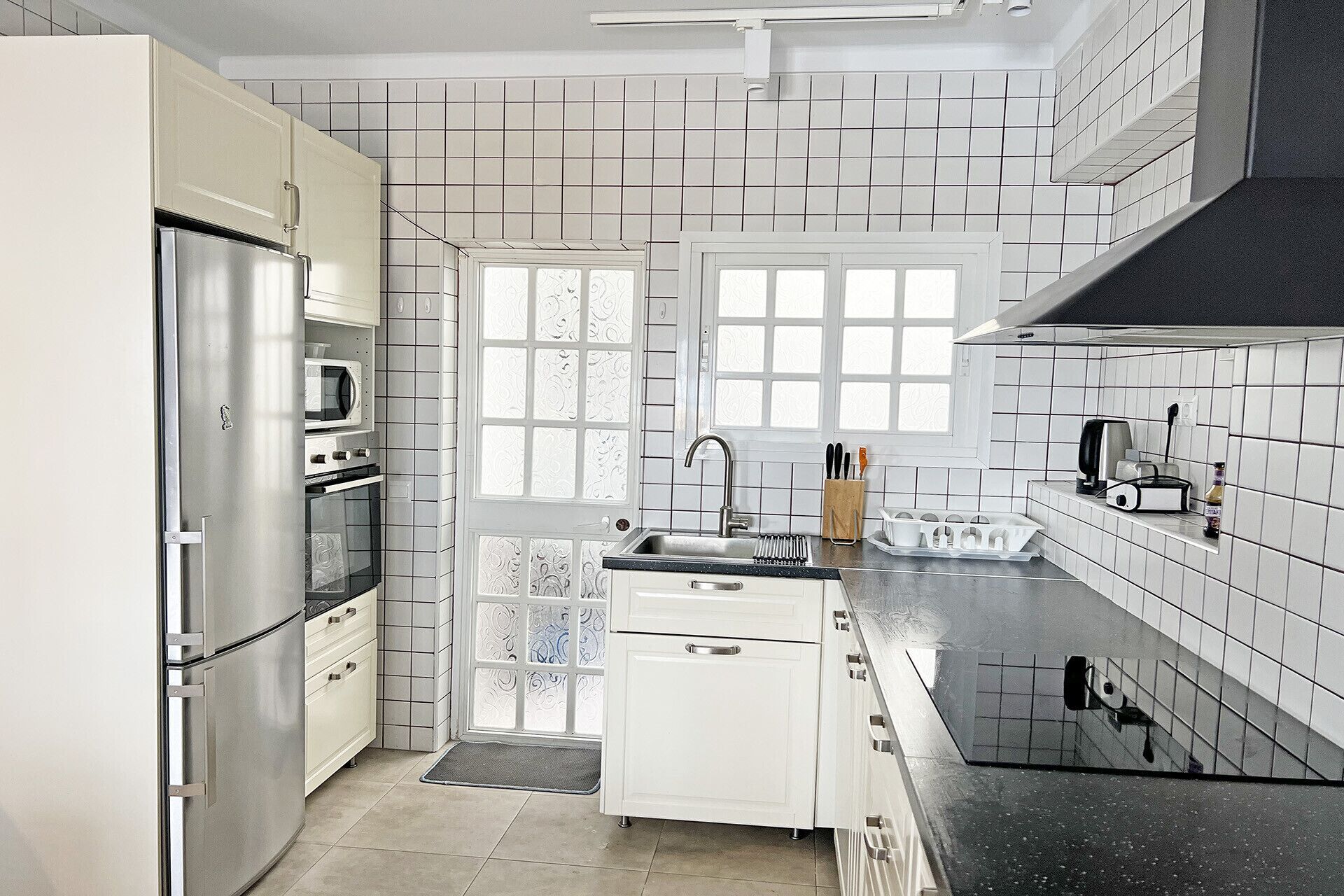 Een koelkast, een microgolfoven, een oven, een vaatwasser