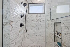 Shower, hair dryer, towels, soap - Ultra Heated Rooftop Pool! Arcade, Elevator, EV Charger, Sleeps 12, Full Home (Nashville)