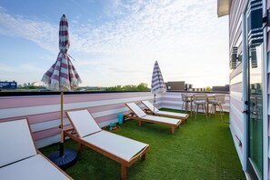 Outdoor dining - Ultra Heated Rooftop Pool! Arcade, Elevator, EV Charger, Sleeps 12, Full Home (Nashville)