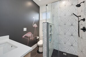 Shower, hair dryer, towels, soap - Ultra Heated Rooftop Pool! Arcade, Elevator, EV Charger, Sleeps 12, Full Home (Nashville)