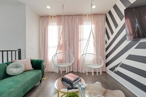 Smart TV, video games - Ultra Heated Rooftop Pool! Arcade, Elevator, EV Charger, Sleeps 12, Full Home (Nashville)