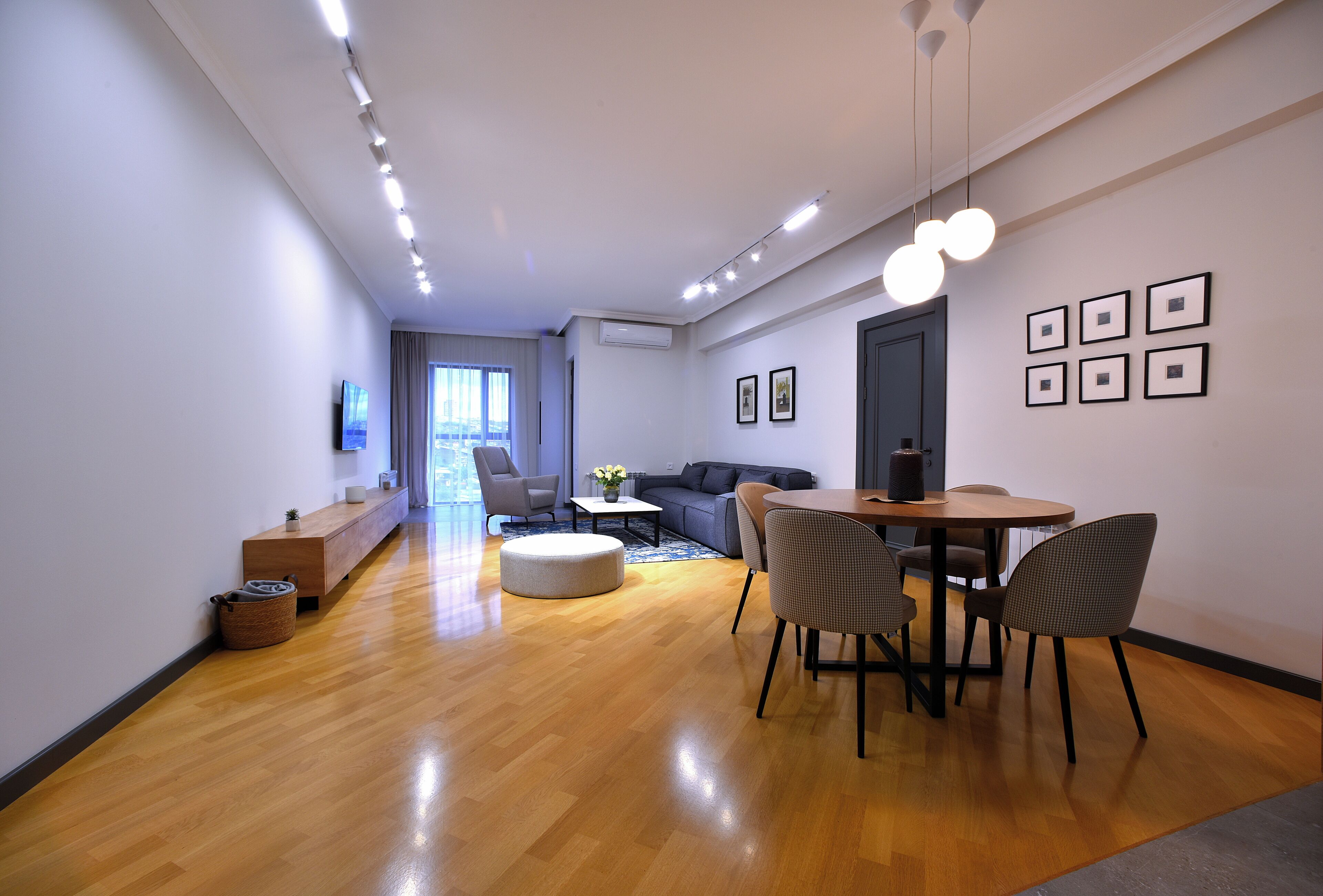 Apartamento Deluxe, balcón | Zona de estar | Smart TV de 52 cm con canales digitales