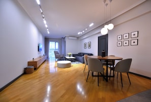 华丽公寓, 阳台 | 起居区 | 52-厘米智能电视(配备数码频道)