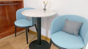 A room with two light blue chairs and a round table with a marble top. - Ningguo Annan Sichuan-Tibet Line Fengbanzhan (Ningguo)