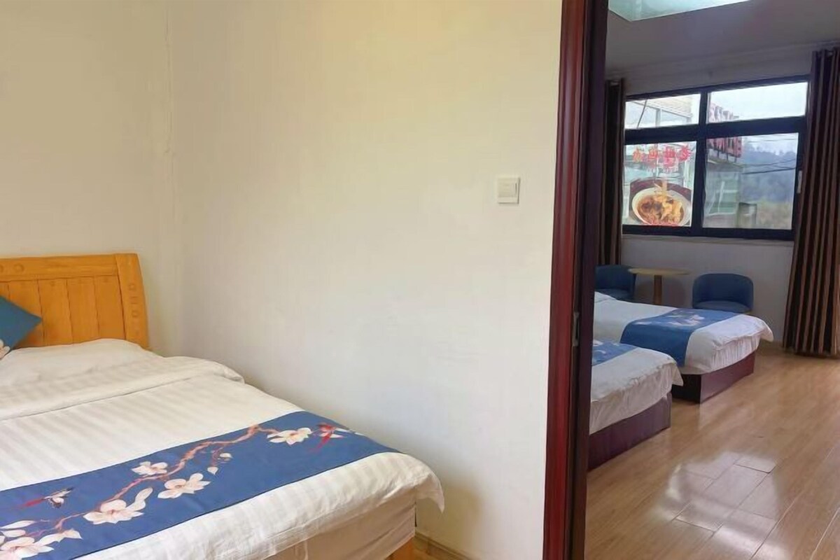 Een hotelkamer met een bed, een klein tafeltje en een raam met uitzicht.