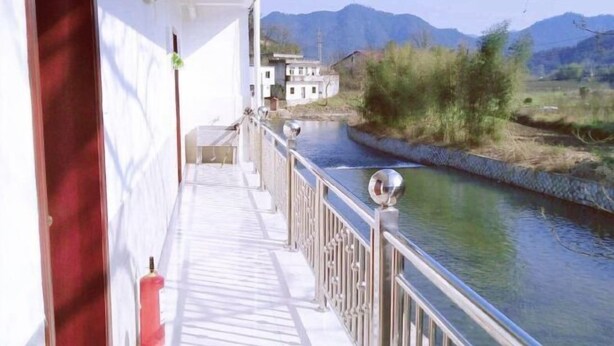 A balcony with a view of a river and mountains. - Ningguo Annan Sichuan-Tibet Line Fengbanzhan (Ningguo)