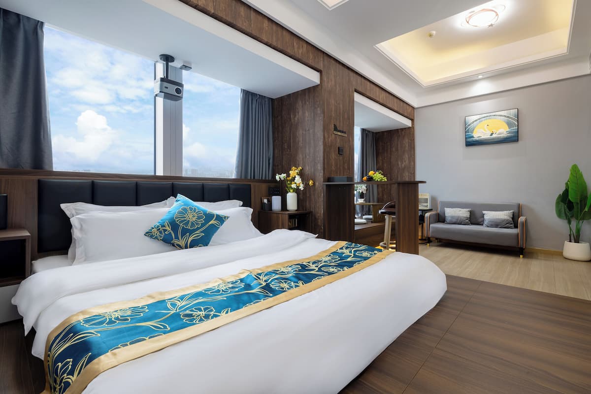 Phòng Suite Grand, quang cảnh thành phố | Bộ đồ giường cao cấp, nệm cao su hoạt tính (memory foam), minibar