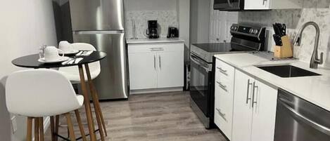 Réfrigérateur, micro-ondes, four, lave-vaisselle