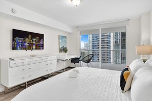 1 bedroom, desk, iron/ironing board, travel cot - Brickell Key Gem: Stylish 1-Bed W/ Free Parking (Miami)