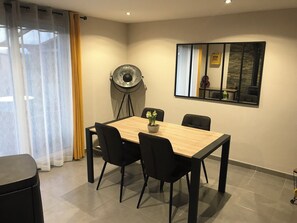 Dining - Villa Climatisée, 2 Chambres, 6 Personnes Jardin et Piscine, Emplacement Idéal (Ponteilla)