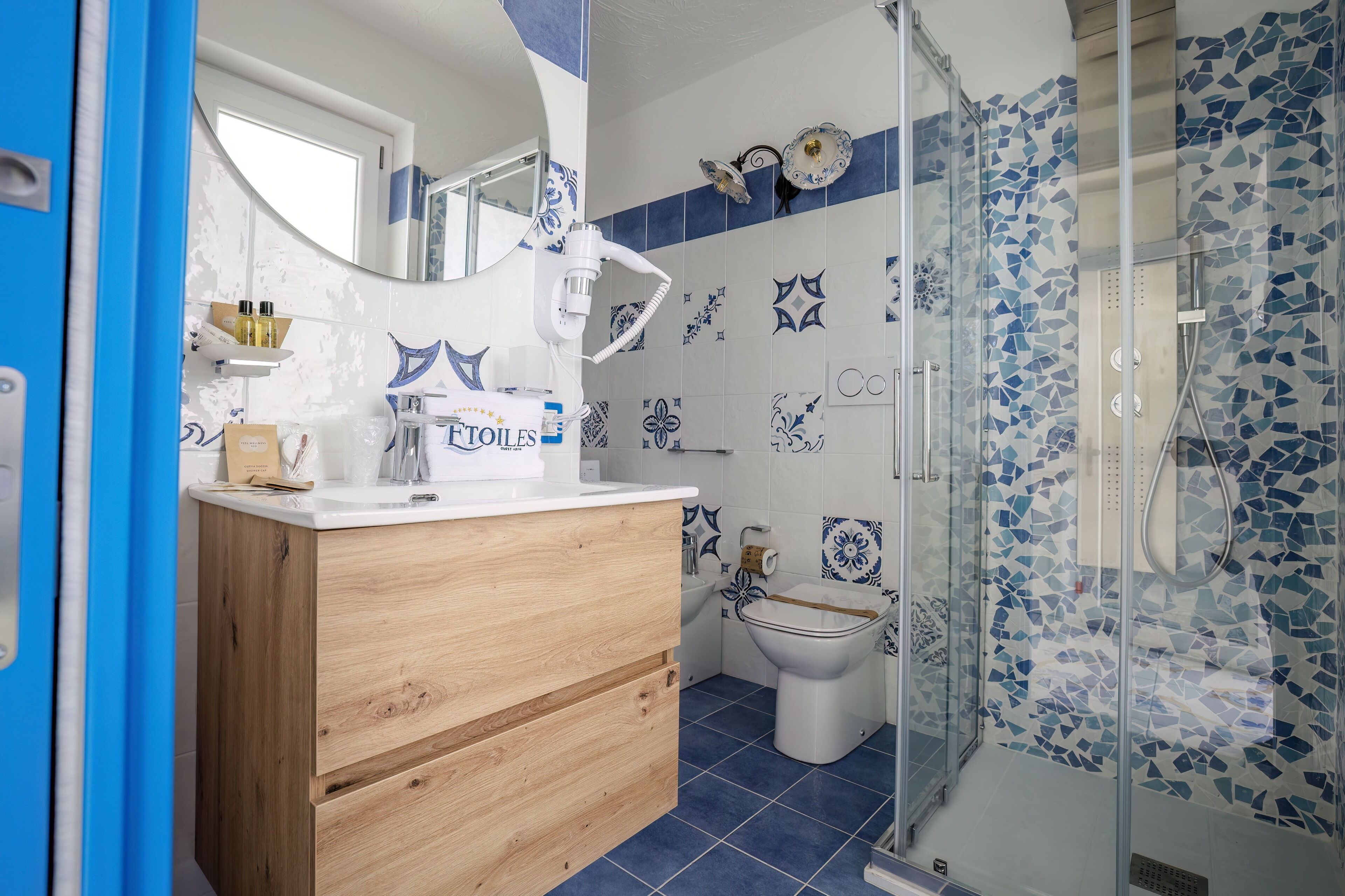 Suihku, hiustenkuivaaja, bidee, pyyhkeet