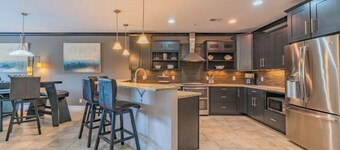 Beautiful Condo 1st Street Social District Water Views 3 Beds & Private Parking