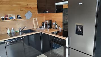 Een microgolfoven, een oven, een kookplaat, een vaatwasser