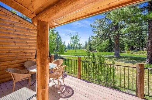 Cozy Cabin retreat located in the center of Bailey Creek Golf Course