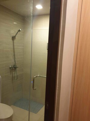 Dusche, Haartrockner, Bidet, Handtücher