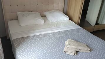 5 bedrooms, desk, travel cot, free WiFi