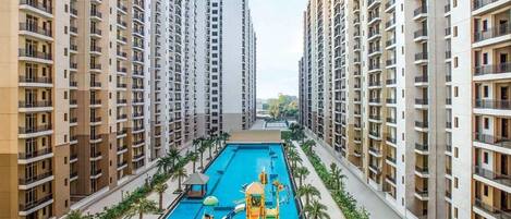 Una piscina al aire libre