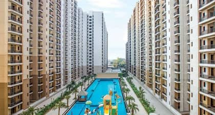 Easytrip-
Swimming poolside living