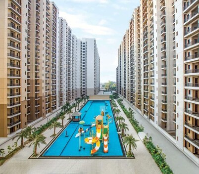 Easytrip-
Swimming poolside living