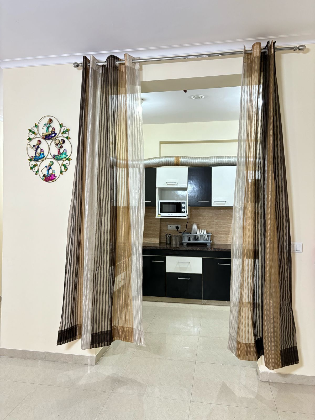 Frigorífico, microondas, placa de cocina y hervidor eléctrico