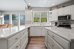 Fridge, microwave, oven, stovetop - Spacious Downtown Eagle Retreat Perfect for Groups (Eagle)