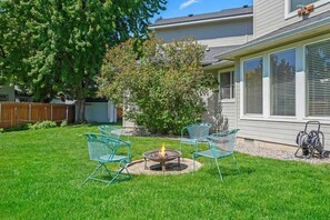 Property grounds - Spacious Downtown Eagle Retreat Perfect for Groups (Eagle)