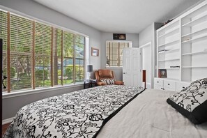 6 bedrooms, desk, iron/ironing board, free WiFi - Spacious Downtown Eagle Retreat Perfect for Groups (Eagle)