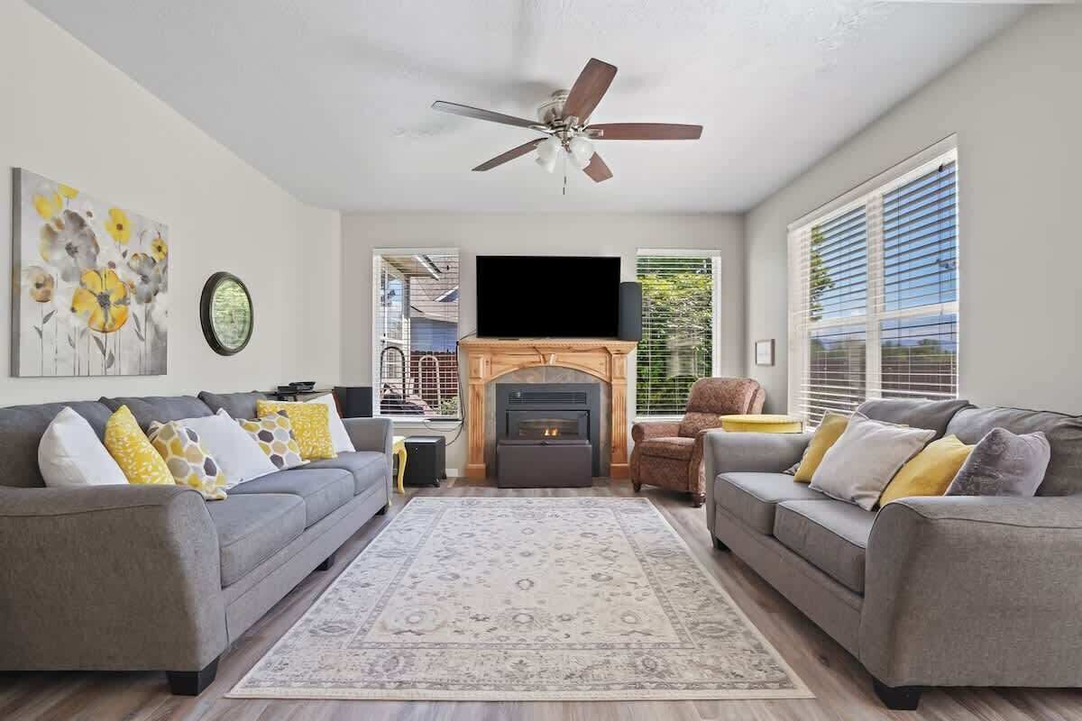 Smart TV, fireplace, DVD player, stereo