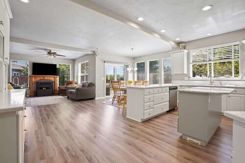 Spacious Downtown Eagle Retreat Perfect for Groups