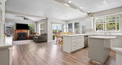 Spacious Downtown Eagle Retreat Perfect for Groups