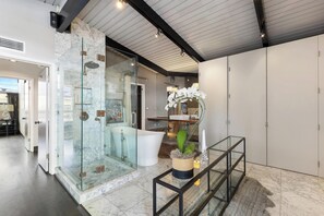 Hair dryer, towels, soap, shampoo - Chic Family Beach Home on Coveted Flat Walk Street. Pet Friendly! (Manhattan Beach)