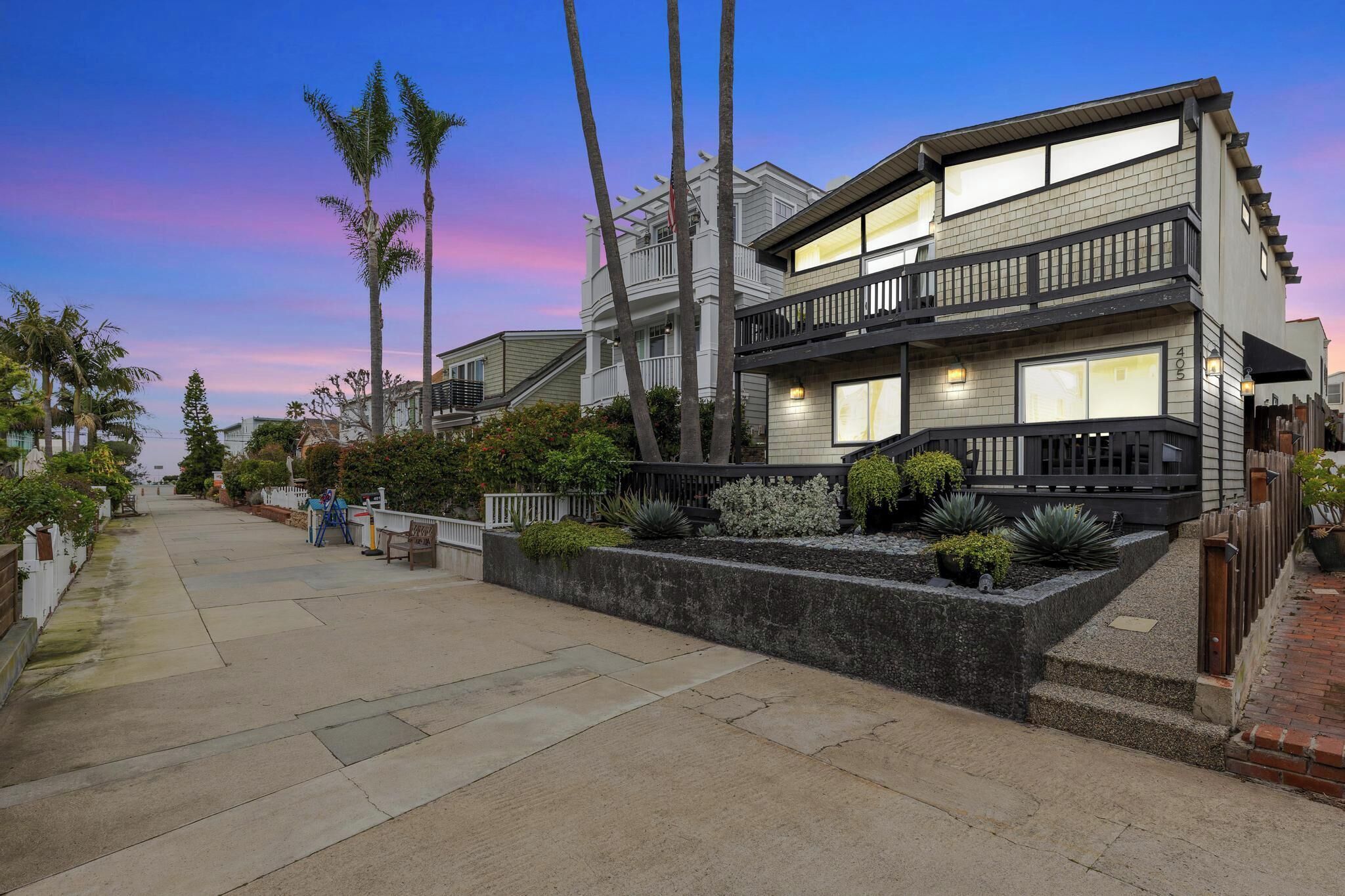 Chic Family Beach Home on Coveted Flat Walk Street. Pet Friendly!
