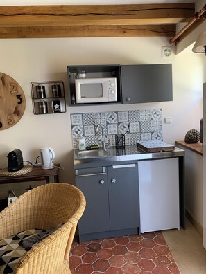 Microwave, stovetop - Maison / Appartement Dans un Corps de Ferme Situé a 5 Minutes de Senlis (Montépilloy)
