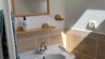 Secadora de cabello, toallas, jabón, shampoo