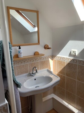 Hair dryer, towels, soap, shampoo - Maison / Appartement Dans un Corps de Ferme Situé a 5 Minutes de Senlis (Montépilloy)