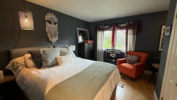 6 bedrooms, desk, iron/ironing board, WiFi