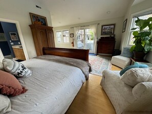 6 bedrooms, desk, iron/ironing board, WiFi - Petaluma Ranch Resort: Pool/spa/firepit/Bocce/OD kitchen, Chickens-fresh eggs (Petaluma)