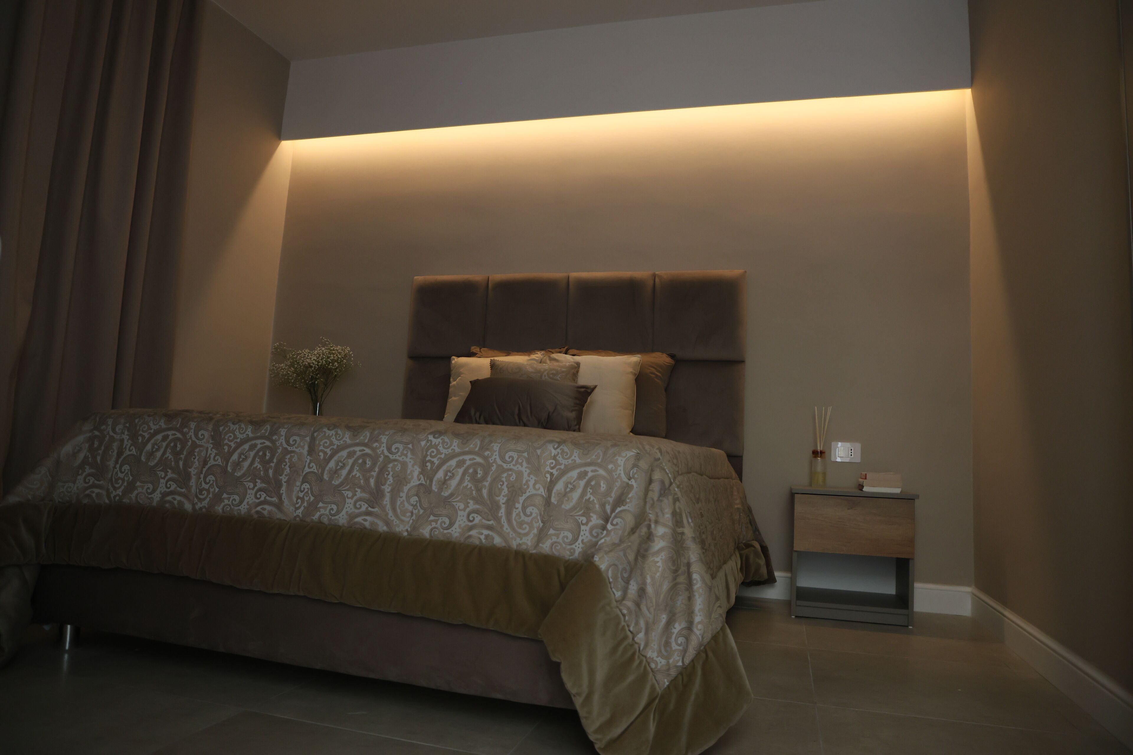 1 chambre, bureau, fer et planche à repasser, lit parapluie