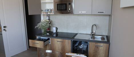 Refrigerador, microondas, horno y parrilla de estufa