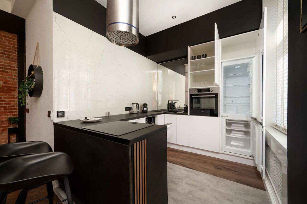 Kylskåp, ugn, spishäll och diskmaskin