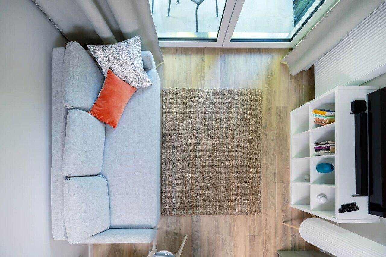 Smart TV, books, stereo