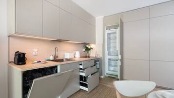 Fridge, oven, stovetop, dishwasher