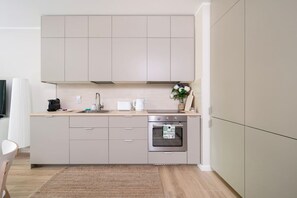 Fridge, oven, stovetop, dishwasher - Łódź Fabryczna Apt - Parking, Workspace, Balcony - by Rentujemy (Lódz)