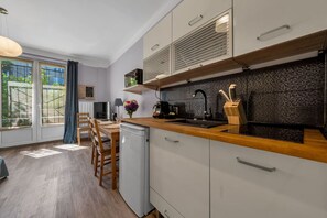 Refrigerador, horno, placa de cocina, cafetera/tetera