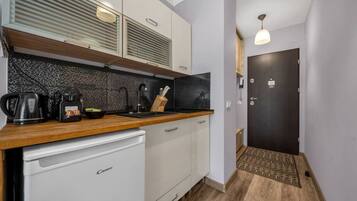 Refrigerador, horno, placa de cocina, cafetera/tetera